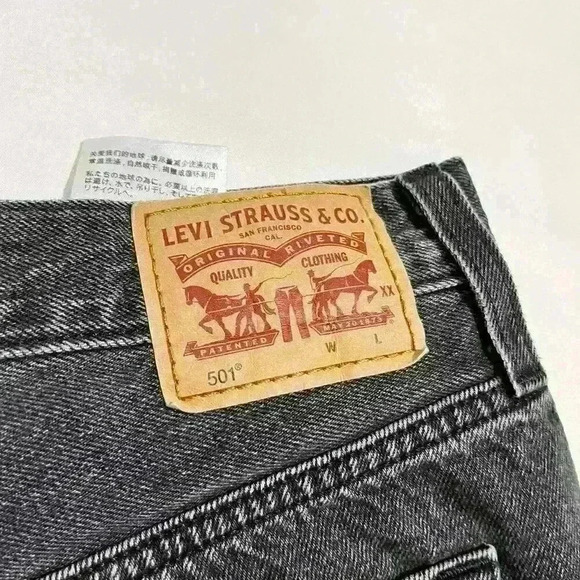 Levi's Black Frayed Hem Button Fly 501 Shorts Womens Size 32 - Picture 10 of 13